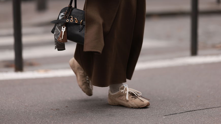 Edler als High Heels: Den minimalistischen Sneaker tragen wir 2026 im Büro