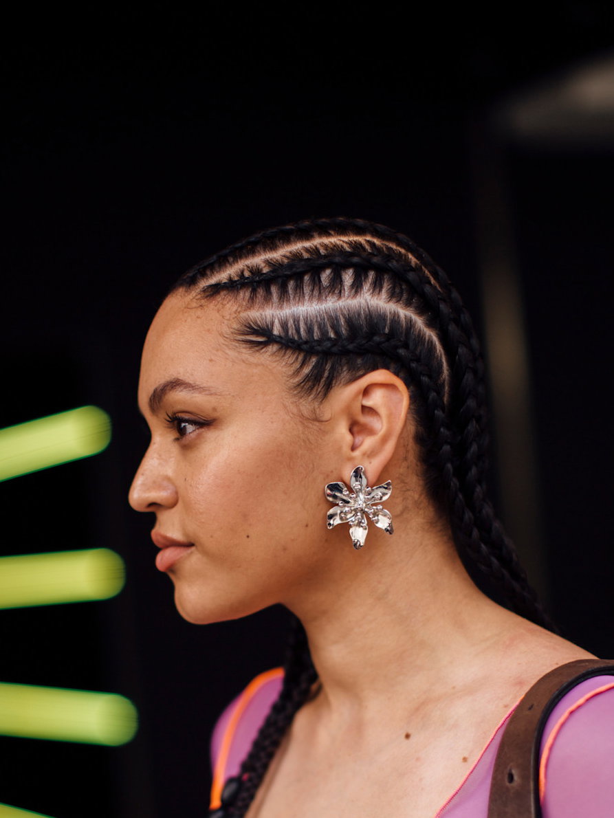 Flechtfrisur und Flower Earrings