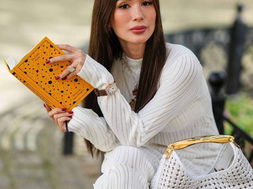 Frau hat ein Buch in der Hand