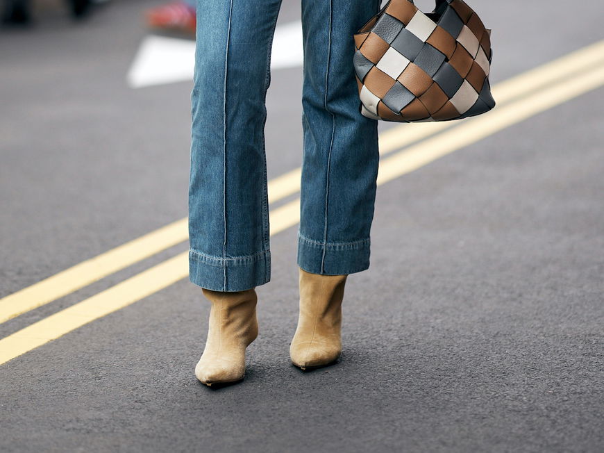 Frau mit Jeans und Kitten Heel Boots