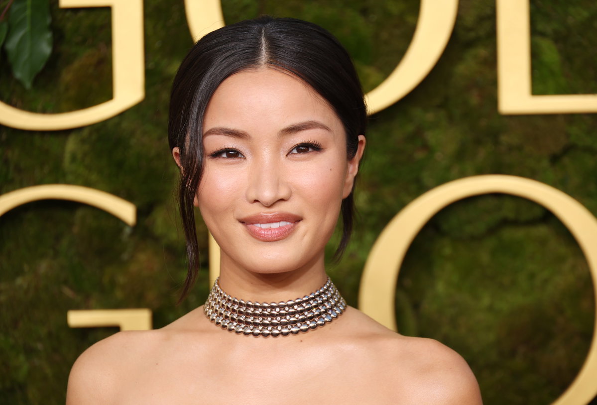 Sie hat nicht nur eine Trophäe abgeräumt, auch ihr Look ist preisverdächtig. Anna Sawai setzt auf ein perfekt mattes Finish, Bronzy Eyes und Lips.