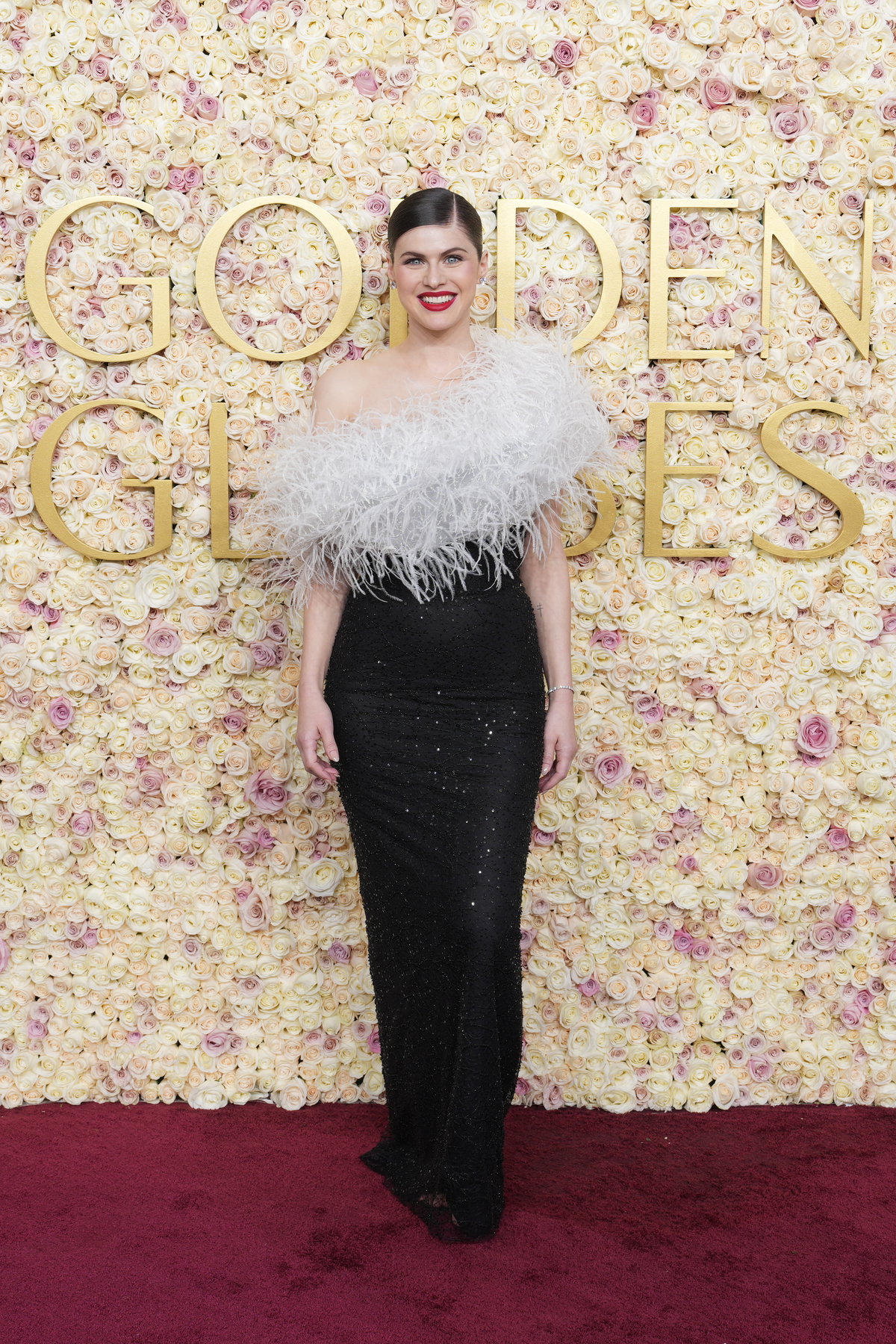 Alexandra Daddario mit Pailletten und Federn von Vivienne Westwood.