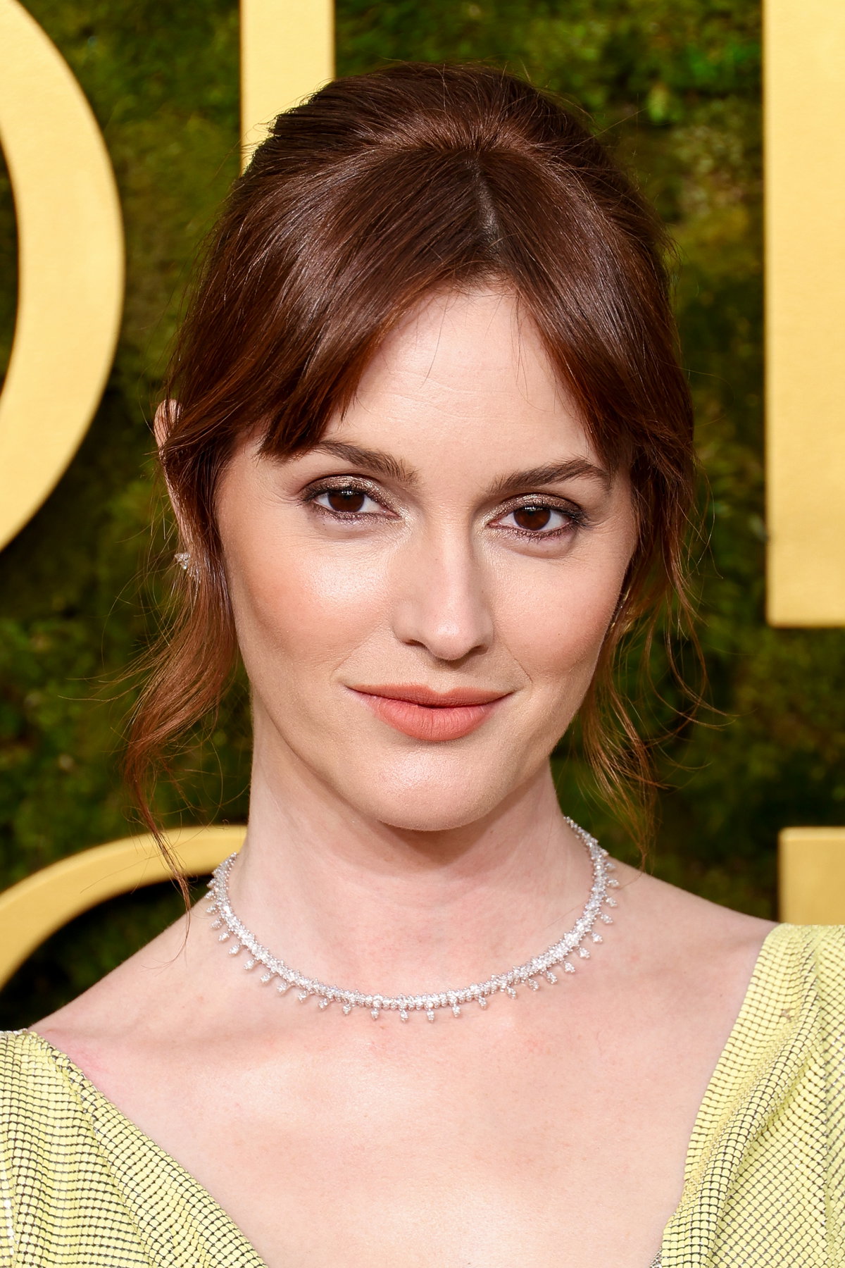 Champagnerfarbener Glitzer-Lidchatten und apricotfarbene Lippen – fertig ist der zarter Make-up-Look à la Leighton Meester.