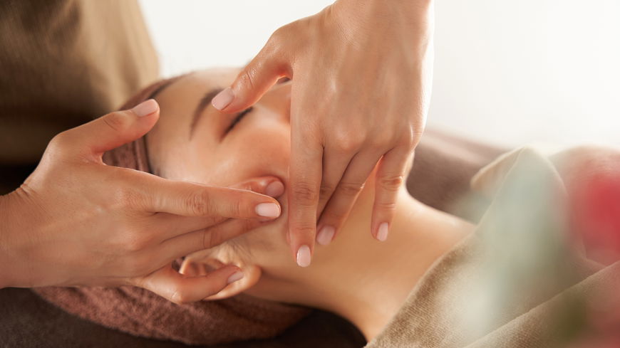 Japanische Gesichtsmassage Erfahrung: Das bringt die Technik für einen Anti-Aging-Effekt