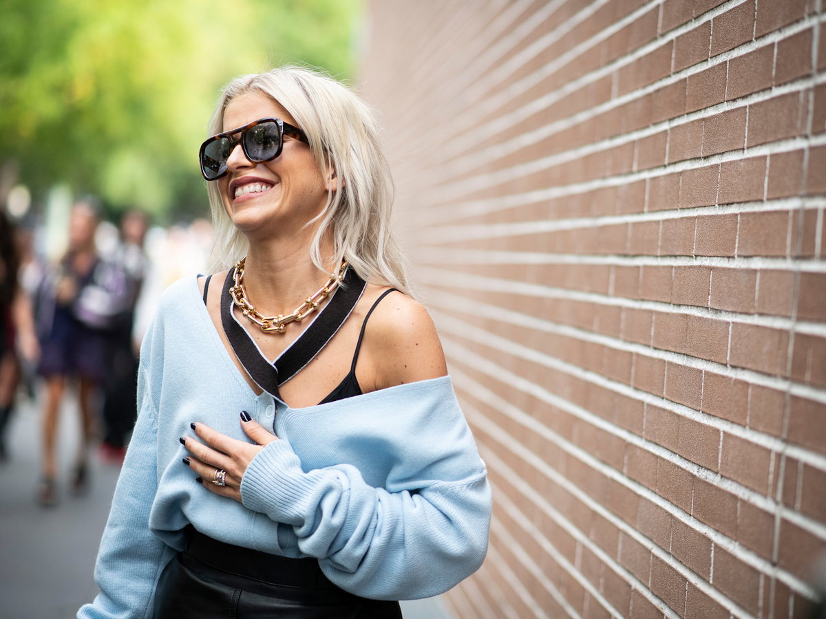 Caro Daur mit kurzer Strickjacke