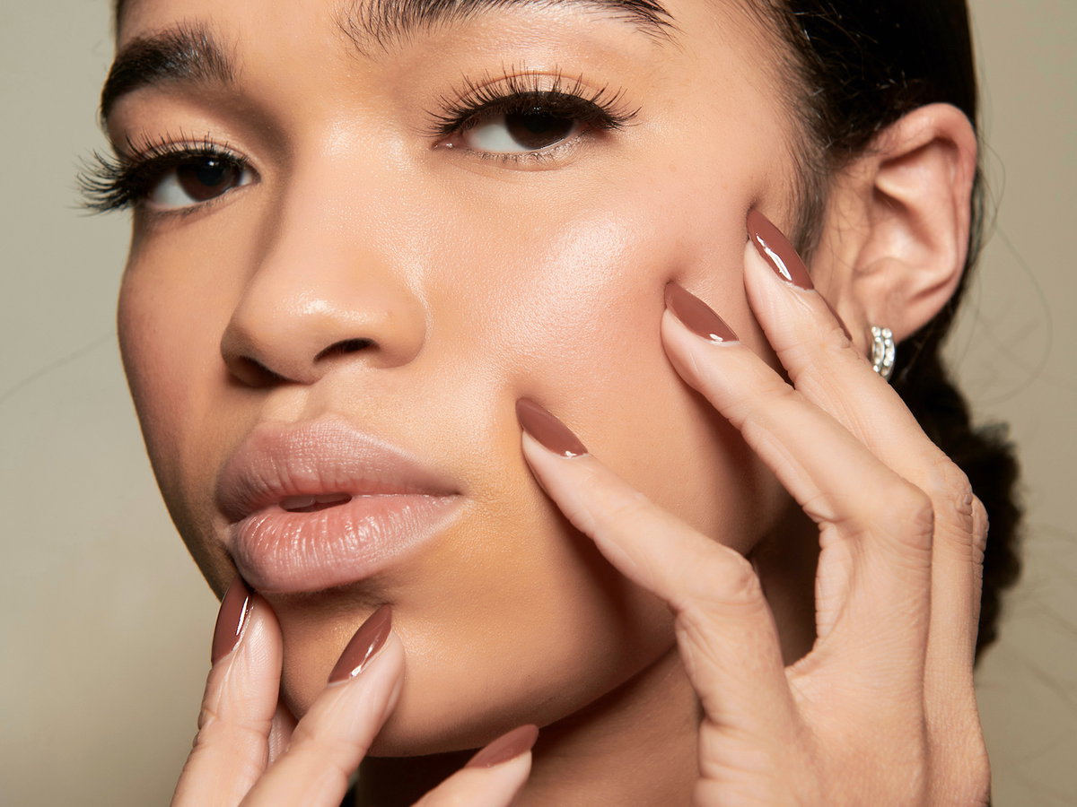 Model mit braunem Nagellack