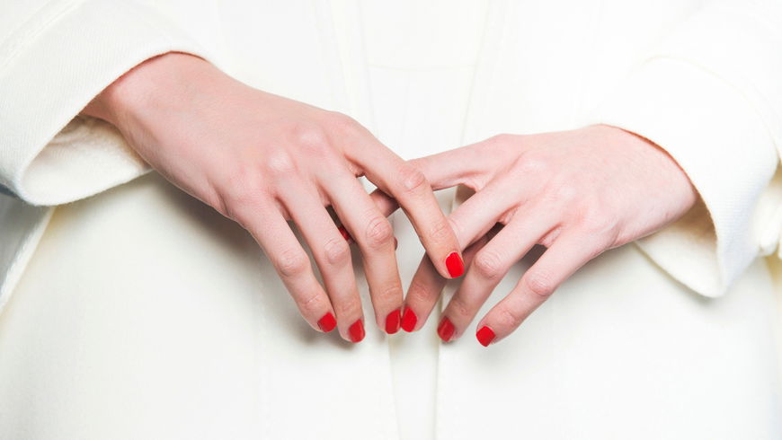 So kannst du Nagellack aus Kleidung entfernen