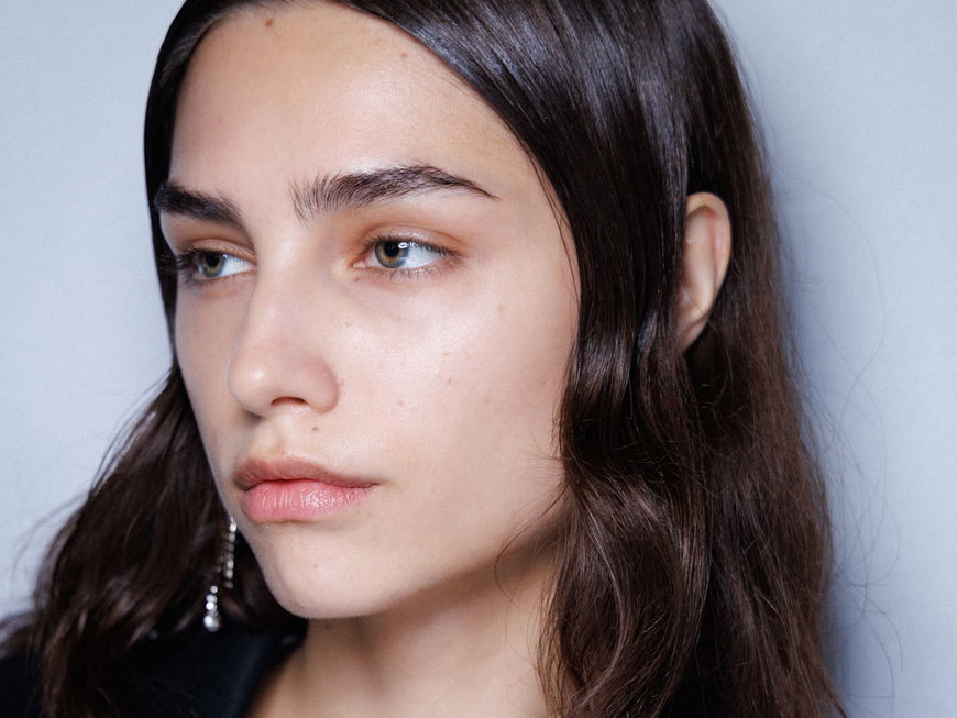 Darum setzen alle 2025 auf den No-Mascara-Trend