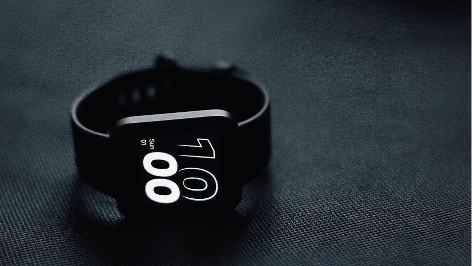 Eine Smartwatch in Schwarz