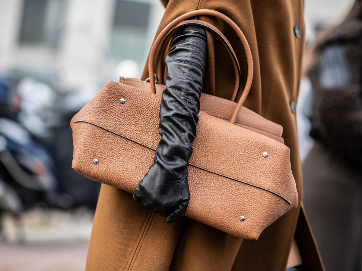 Frau mit Tasche