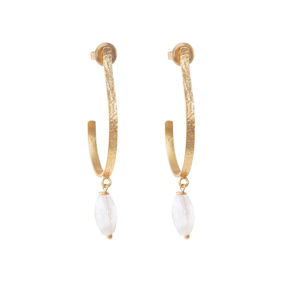 Ein Schmuckstück ist zum Valentinstag stets eine wundervolle Wahl, um besondere Gefühle auszudrücken. Die vergoldeten Attracted Mondstein Ohrringe von A Beautiful Story sind ein solcher Schatz, der mit seiner eleganten Kombination aus vergoldetem Design und dem geheimnisvollen Schimmer des Mondsteins besticht. Der Mondstein, der für Intuition und Neuanfang steht, verleiht den Ohrringen eine tiefe Symbolik und einen einzigartigen Charakter.