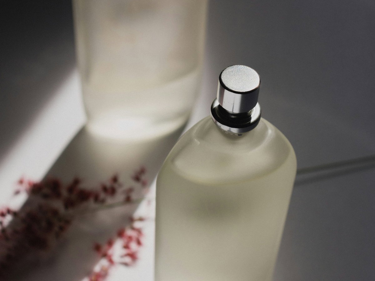 Zwei Flakons Parfum