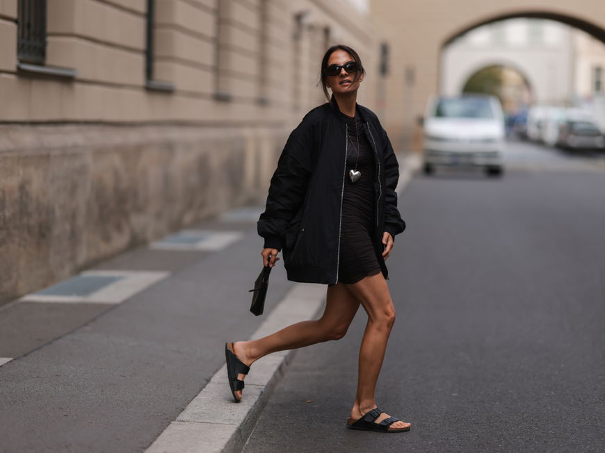 Anna Winter trägt Birkenstocks Sandalen Sommer Streetstyle
