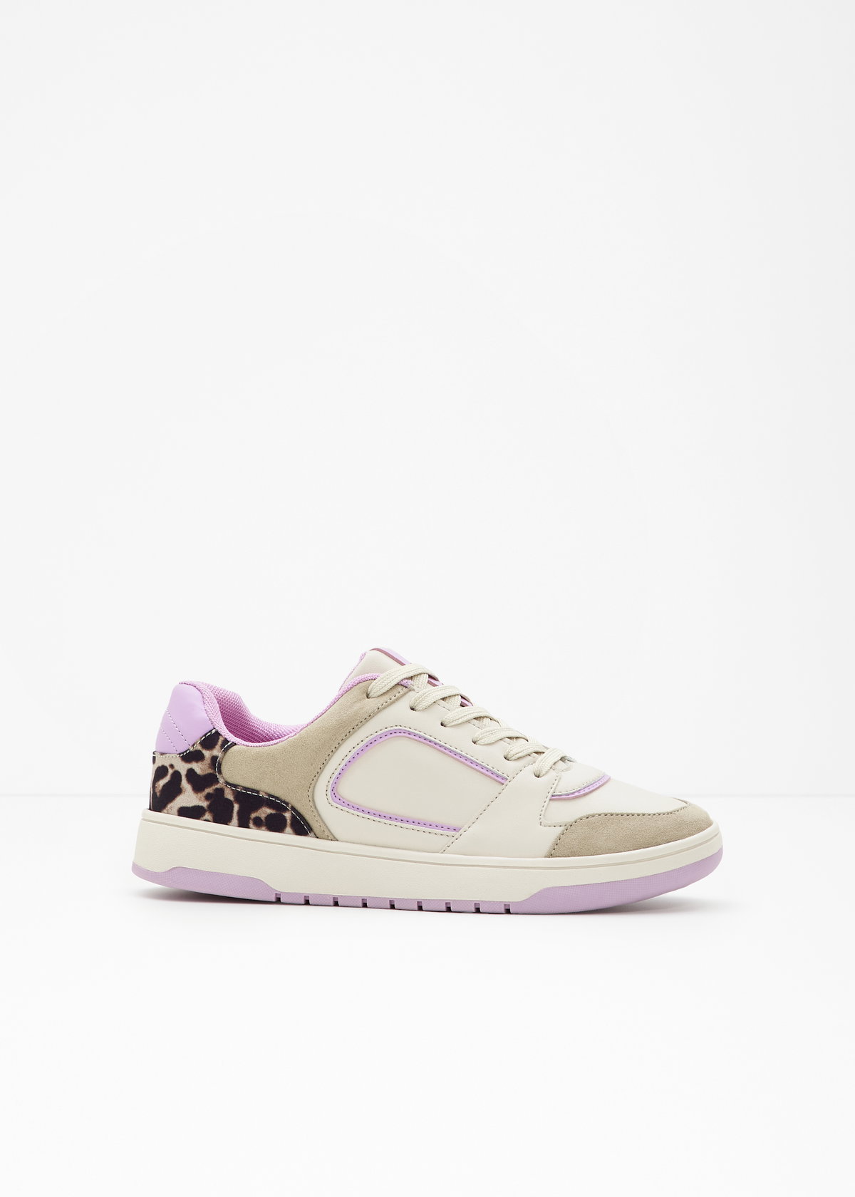 All in one! Der Sneaker von bonprix zeigt, wie die optimale Kombi aus Neutrals, Pastelltönen und Leo-Print funktioniert