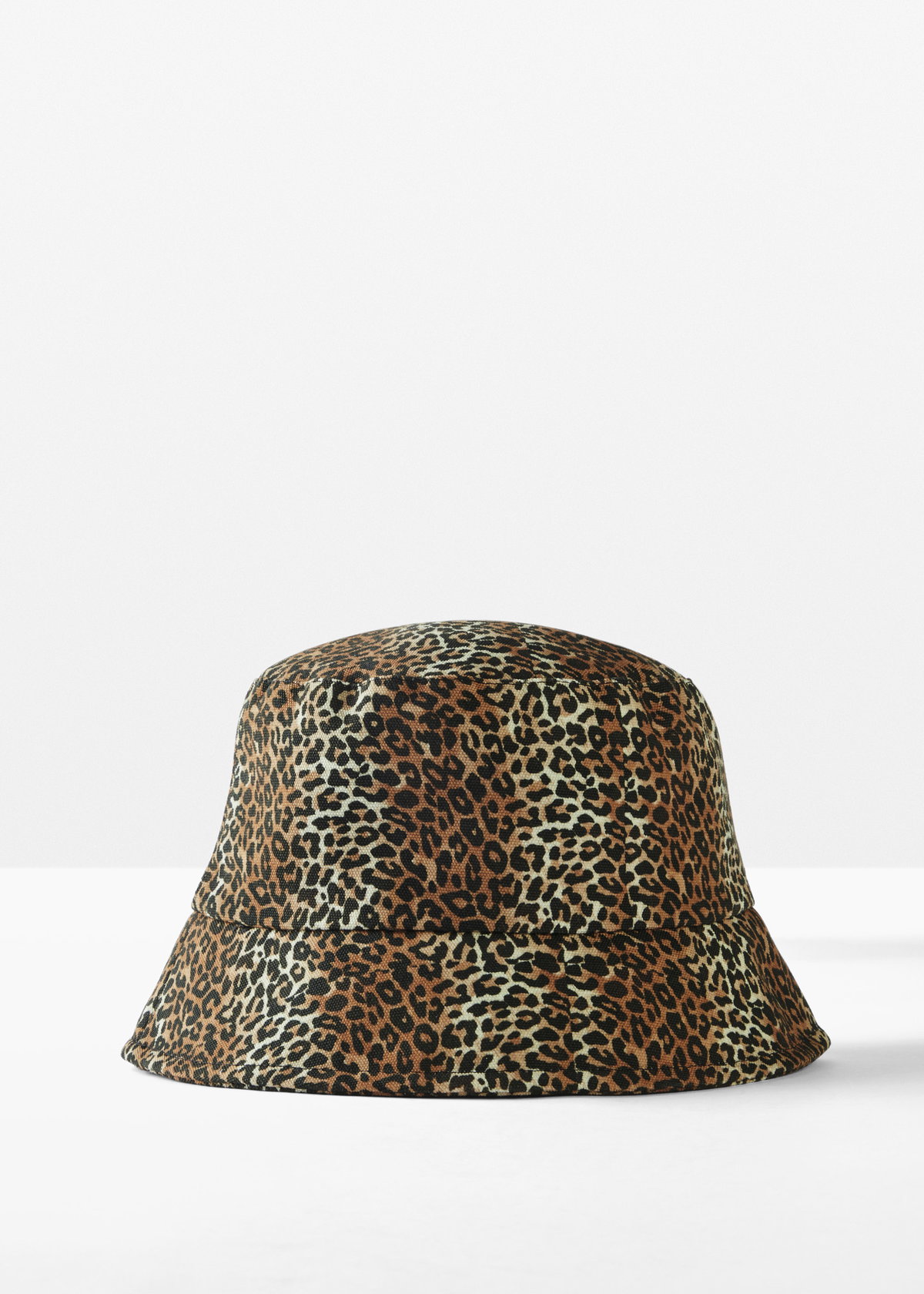 Urban Jungle: Bei dem Bucket-Hat in Animal-Design von bonprix gehen Outdoor-Spirit und Großstadt-Vibes eine stylishe Symbiose ein
