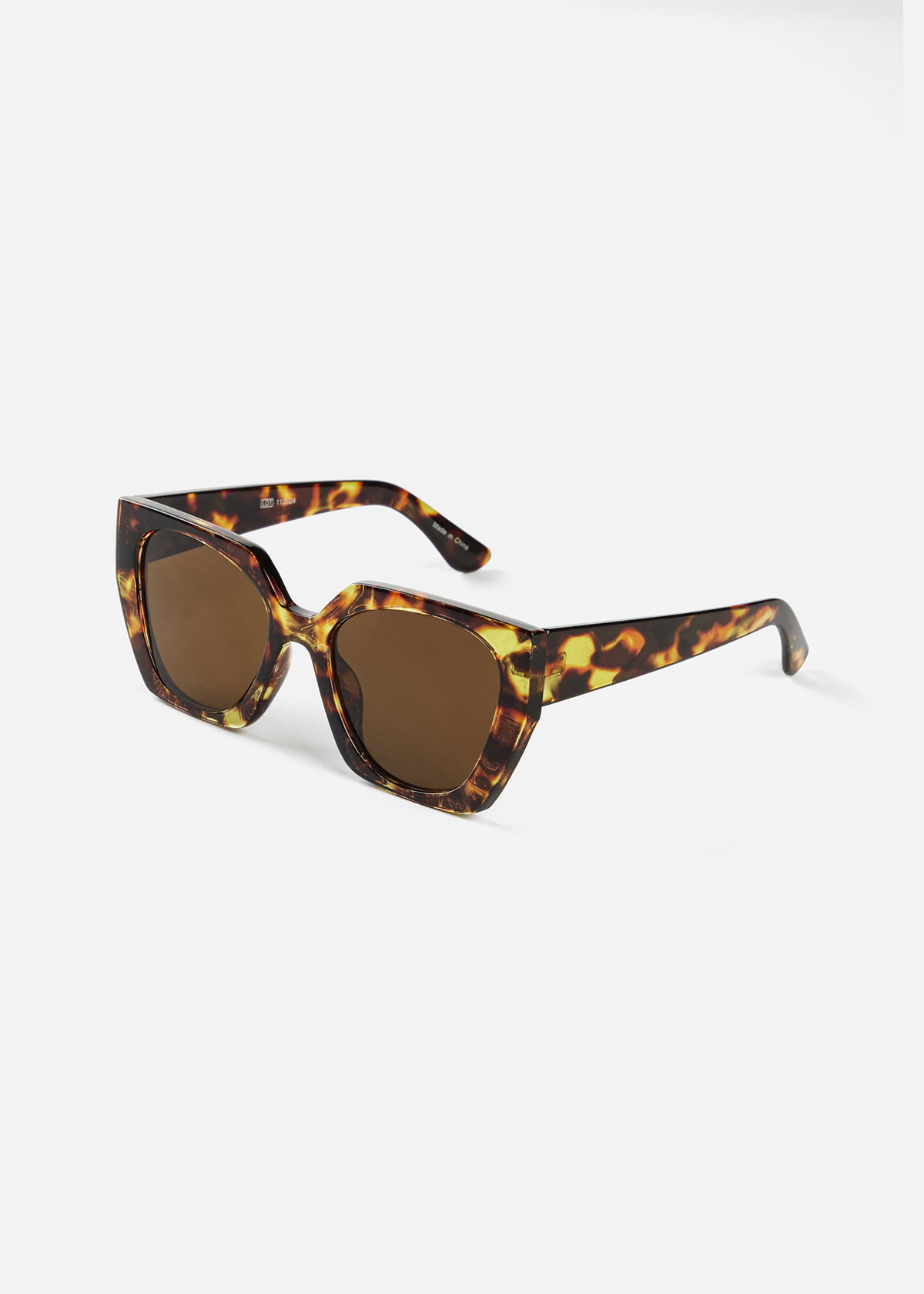 Seit jeher steht das Leoparden-Muster für Eleganz und Extravaganz. Beides verkörpert die Sonnenbrille in Cat-Eye-Form von bonprix. Dabei macht sie auch schlichte Looks zum Hingucker