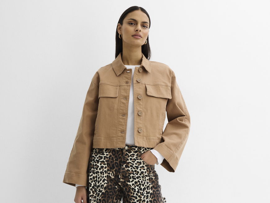 Cargo-Pants in Animal-Optik, camelfarbene Jacke und Sneakers mit pastelligen Details – der Look aus der „Sweet Leopard“-Kollektion von bonprix punktet mit seinem lässigen Stil-Mix