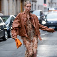 Angesagte Outfits, in denen eine braune Lederjacke groß rauskommt