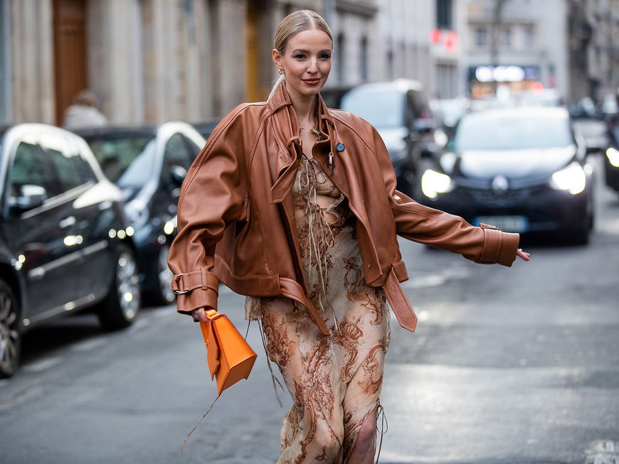 Leonie Hanne in Lederjacke