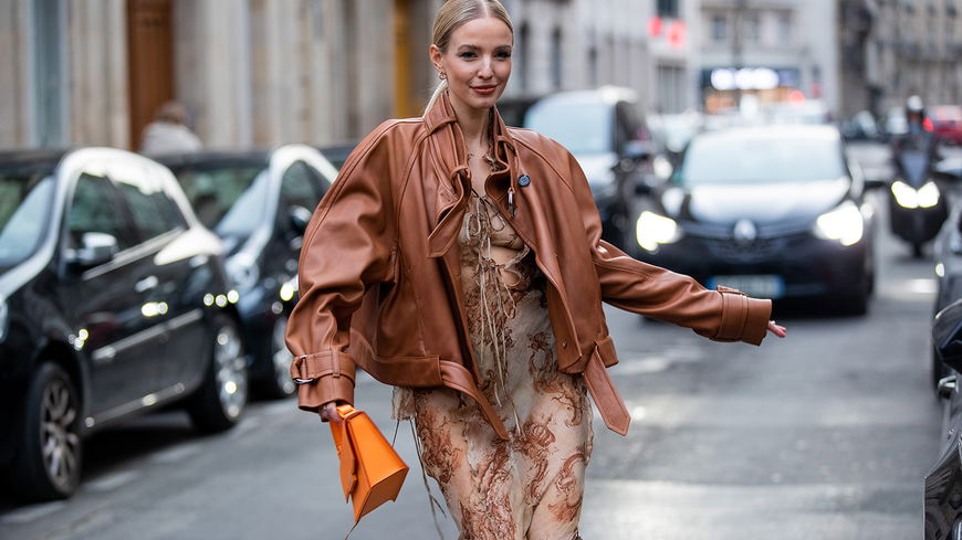 Angesagte Outfits, in denen eine braune Lederjacke groß rauskommt