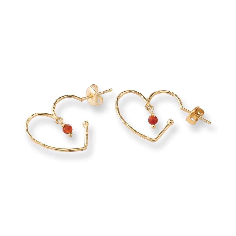 Verleihe deinem Outfit einen Hauch von Extravaganz mit den Cheery Karneol vergoldeten Ohrringen von A Beautiful Story . Diese eleganten Stücke sind mehr als nur Schmuck: Sie erzählen Geschichten von Stil und Eleganz. Ihr warmes, goldenes Finish und der leuchtende Karneol machen sie zu einem wahren Blickfang – egal ob für den Alltag oder für eine Date Night.