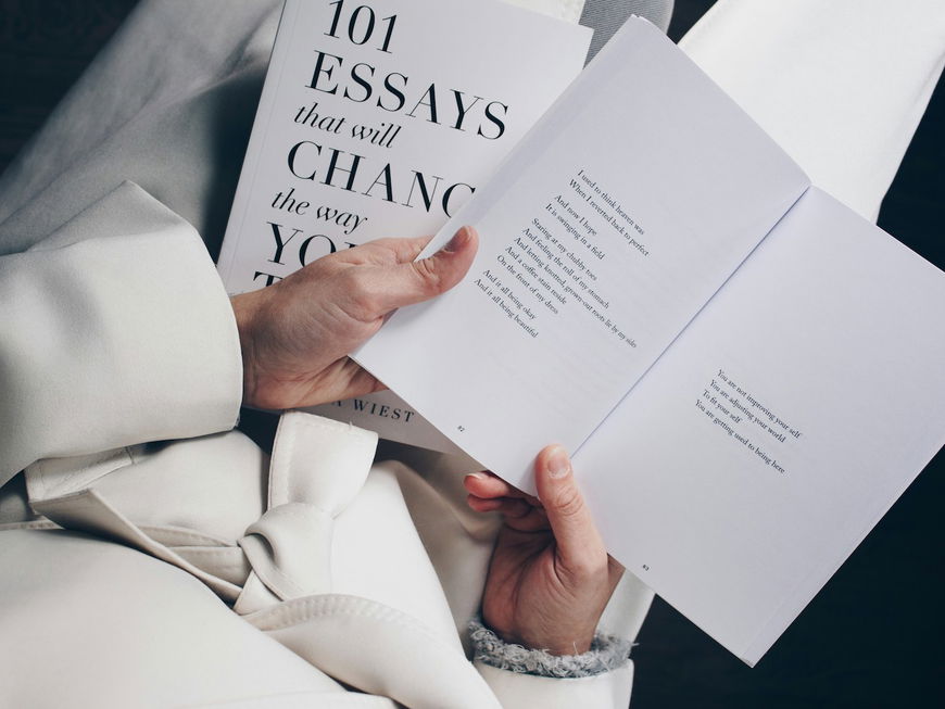 Frau mit Buch in der Hand