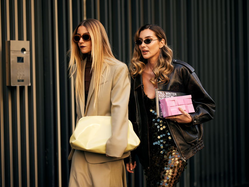 Frauen mit bunten Taschen