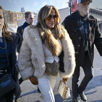 Statt schwarze Handtasche: J.Lo trägt eine Bag in der stilvollsten Farbe für den Frühling 2025
