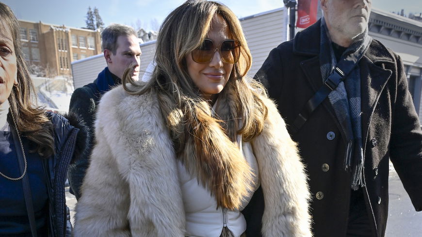 Statt schwarze Handtasche: J.Lo trägt eine Bag in der stilvollsten Farbe für den Frühling 2025