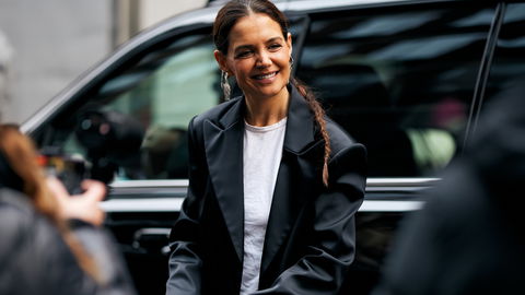 Ein weißes T-Shirt kombinieren wir im Frühling 2025 wie Katie Holmes