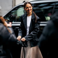Ein weißes T-Shirt kombinieren wir im Frühling 2025 wie Katie Holmes
