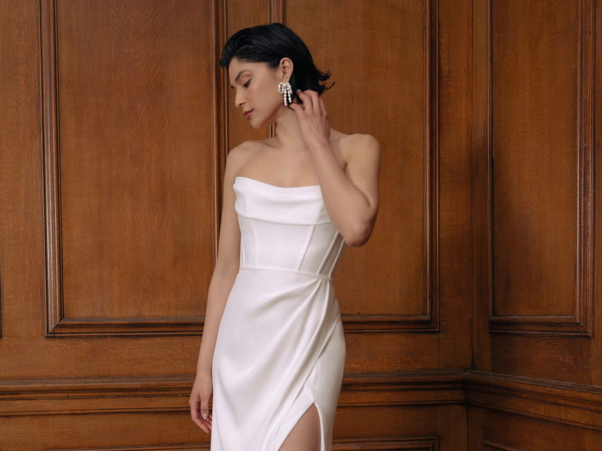 Model in Brautkleid mit Kurzhaarfrisur