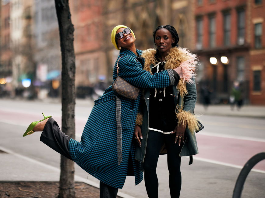 Zwei Frauen in stylischen Looks