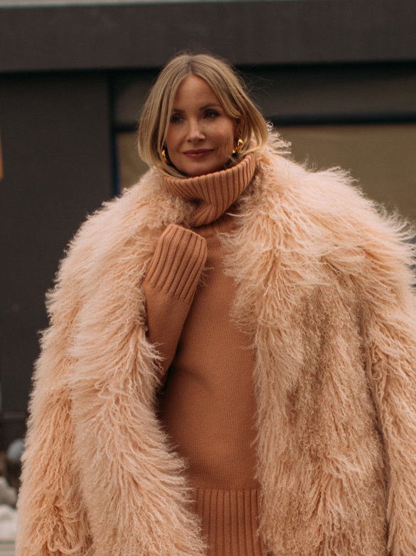Frau mit Olsen Tuck