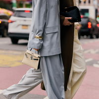 Arm Cuffs sind der Schmuck-Trend 2025 für ein Fashion-Statment