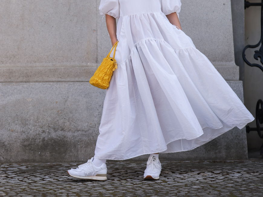 Frau in weißen Kleid