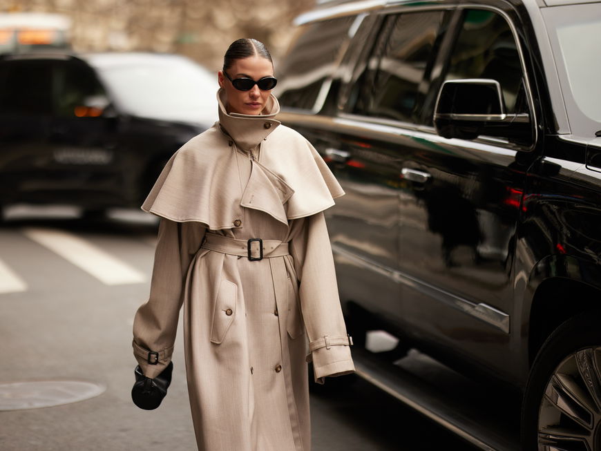 Streetstylerin mit Trenchcoat