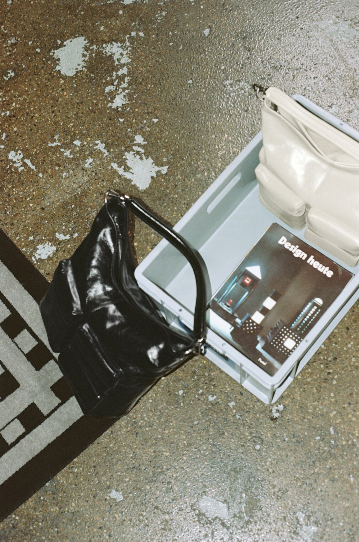 Das Crinkled Lackleder verleiht LK204 ihren neuen Glanz.
