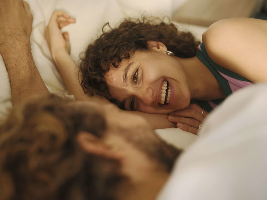 Ein Mann und eine Frau liegen im Bett