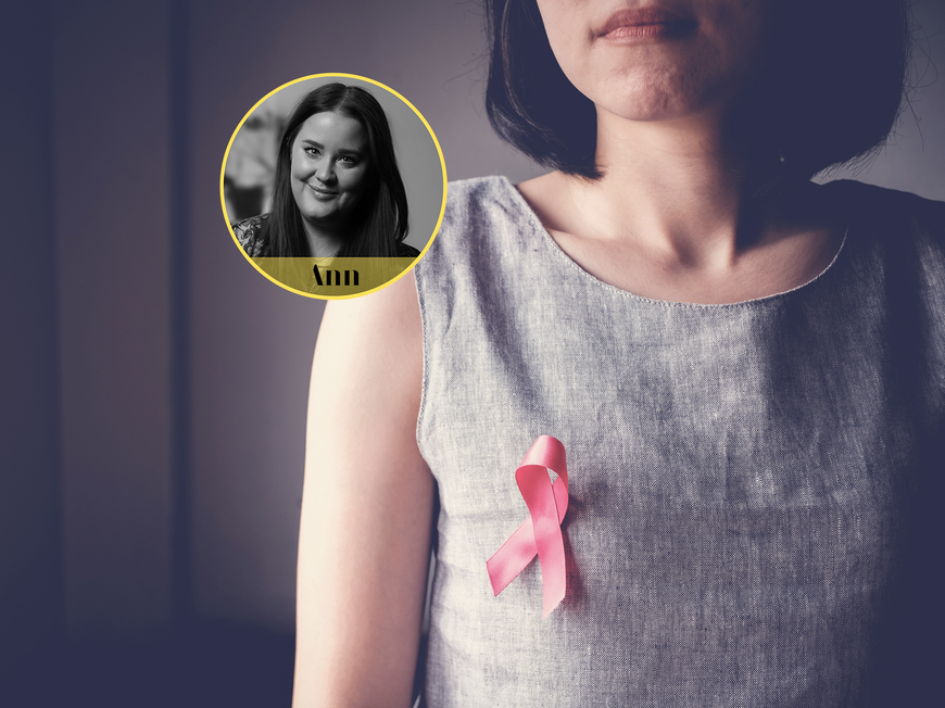 Brustkrebs: Frau mit pinkfarbener Schleife auf der Brust