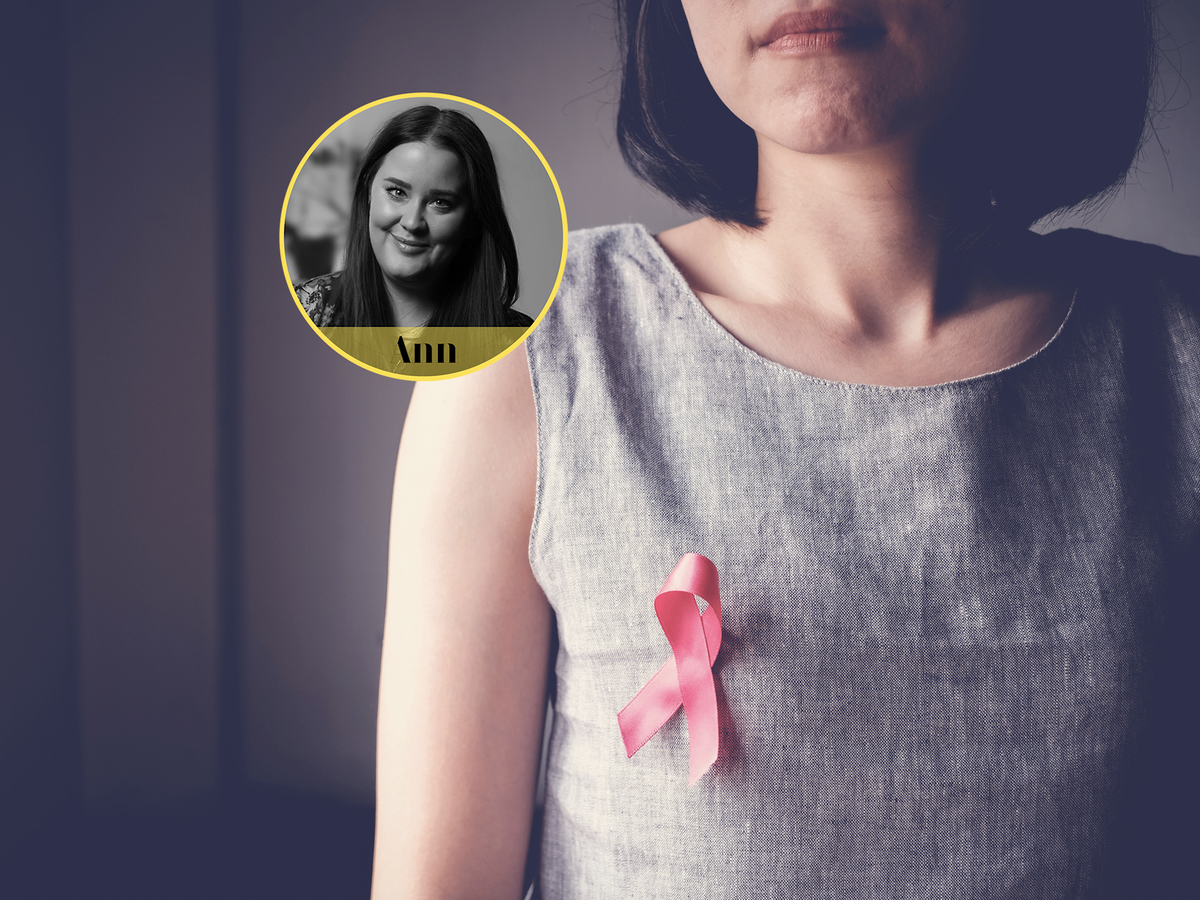 Brustkrebs: Frau mit pinkfarbener Schleife auf der Brust