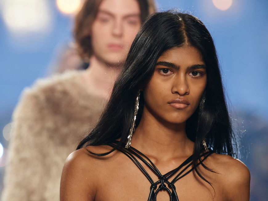 Model mit glattem Haar