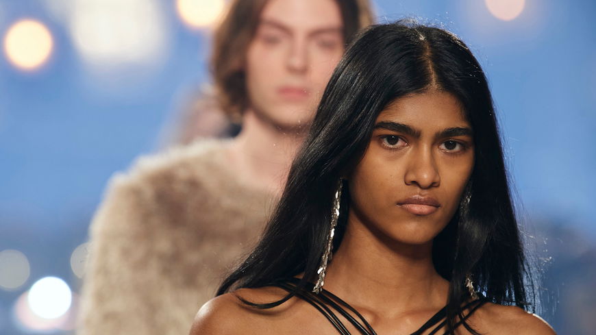 Diese 5 Fehler machen alle Frauen mit dünnen Haaren beim Lufttrocknen