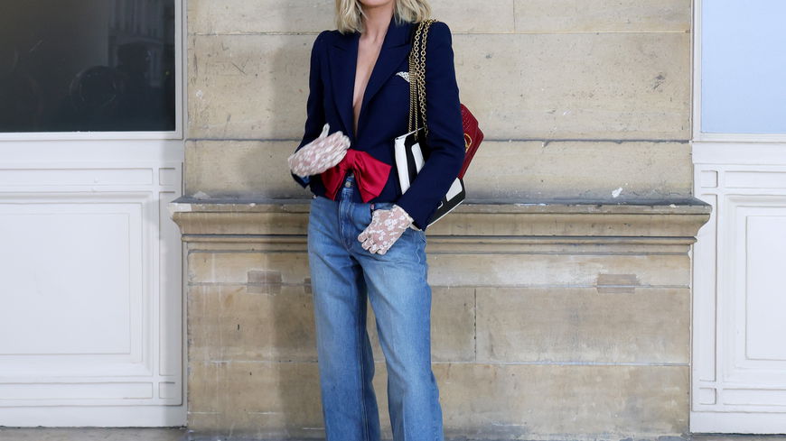 Elsa Hosk trägt die Trend-Tasche von Burberry für den Frühling 2025