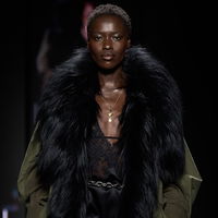 Von Mänteln über Röcke bis Taschen: 2025 tagen wir Fake Fur – laut Mailand Fashion Week