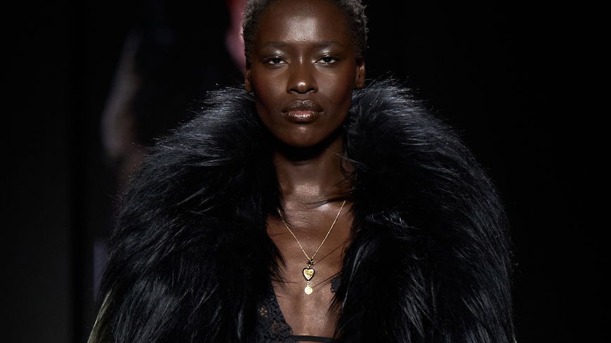 Von Mänteln über Röcke bis Taschen: 2025 tagen wir Fake Fur – laut Mailand Fashion Week