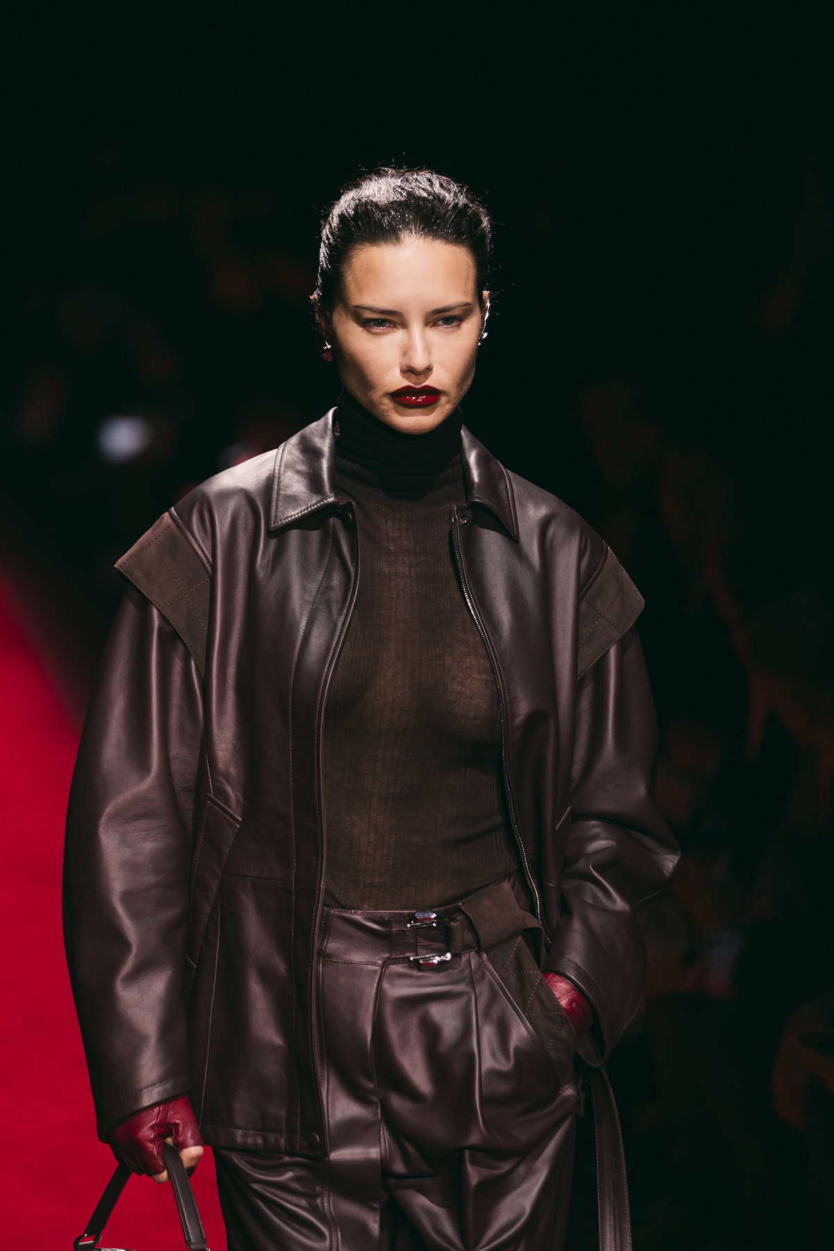 Adriana Lima läuft über den Catwalk bei Ferrari