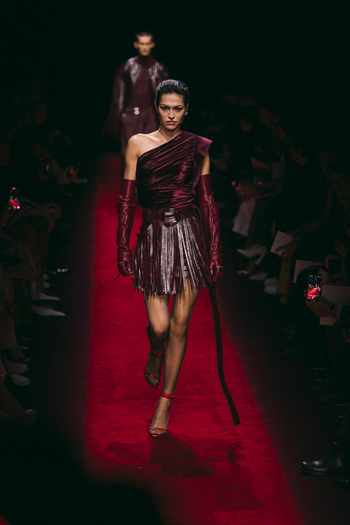 Amelia Gray läuft über den Ferrari Catwalk