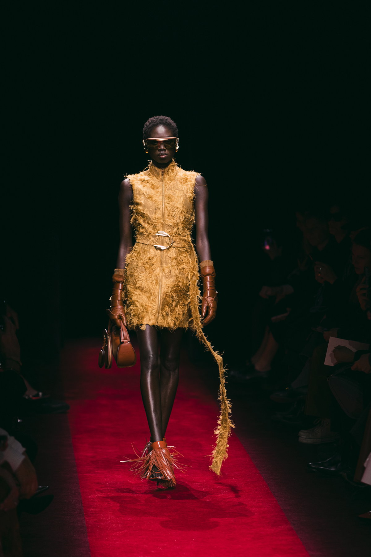 Model mit dynamischem Look bei der Ferrari Fashion Show