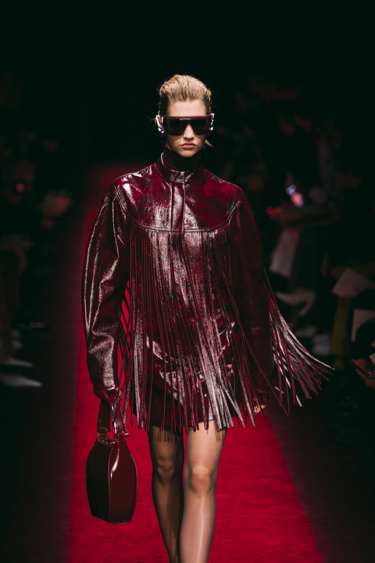 Model mit Fransen-Look bei der Ferrari Fashion Show